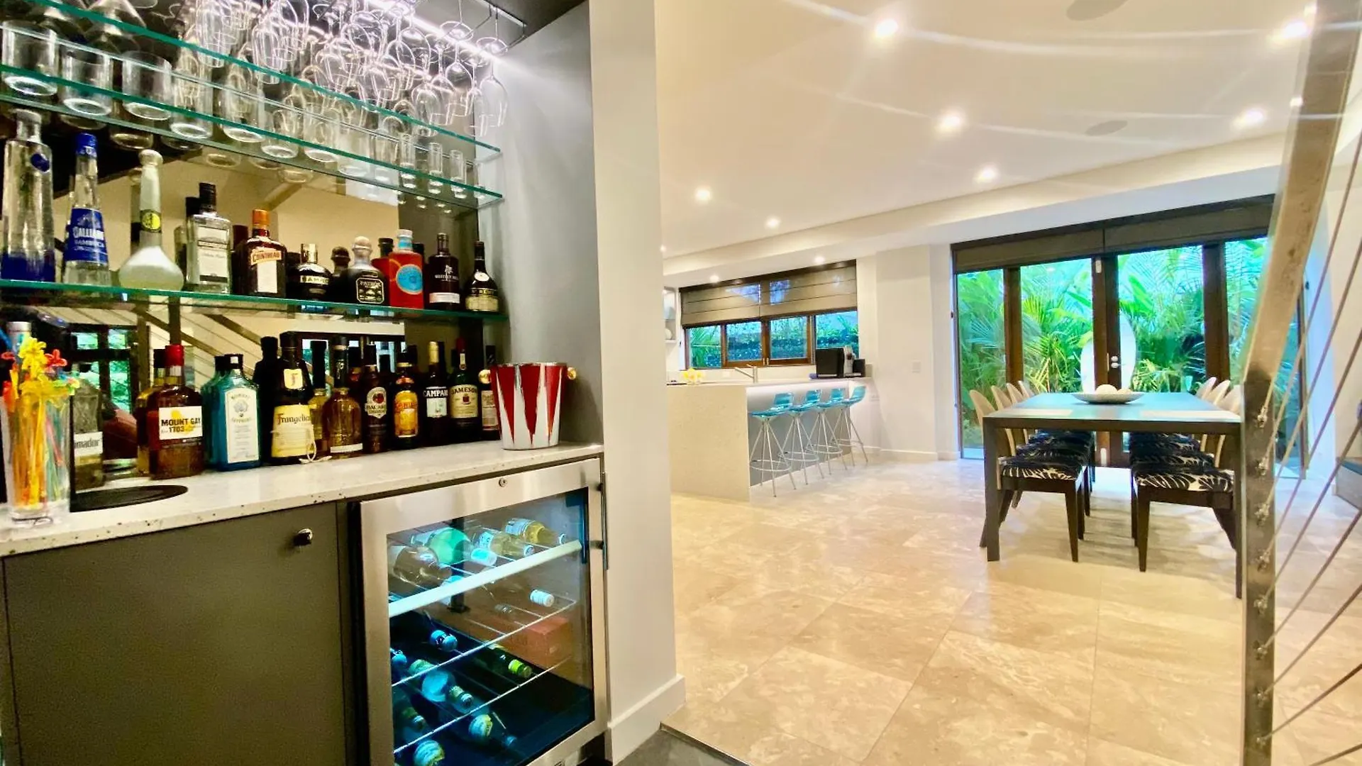 Aqua Beachfront Villa Port Douglas 0*,  Avustralya