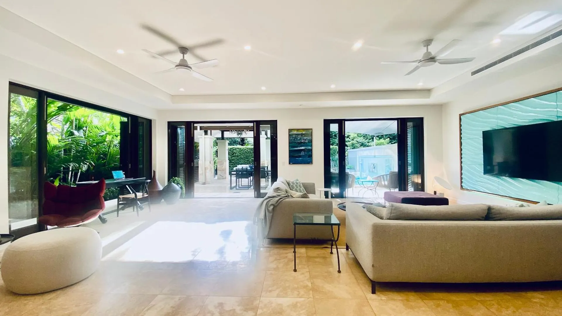 Aqua Beachfront Villa Port Douglas Avustralya