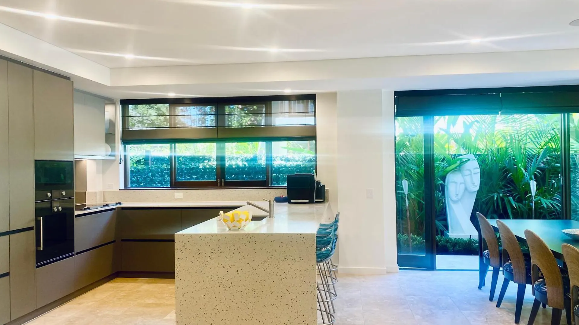 Aqua Beachfront Villa Port Douglas Avustralya